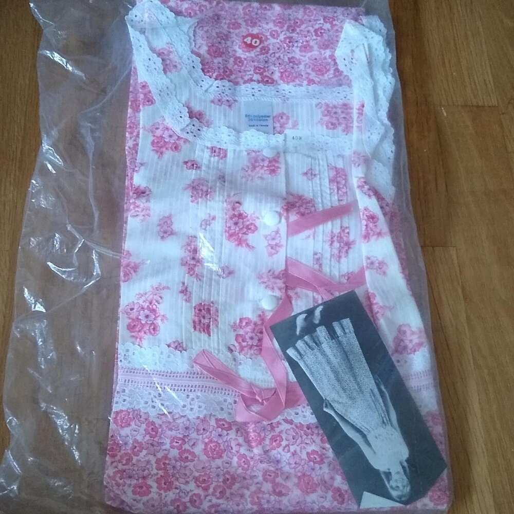 Women Pink flower Nightgown/ Sleepwear size: Medium New